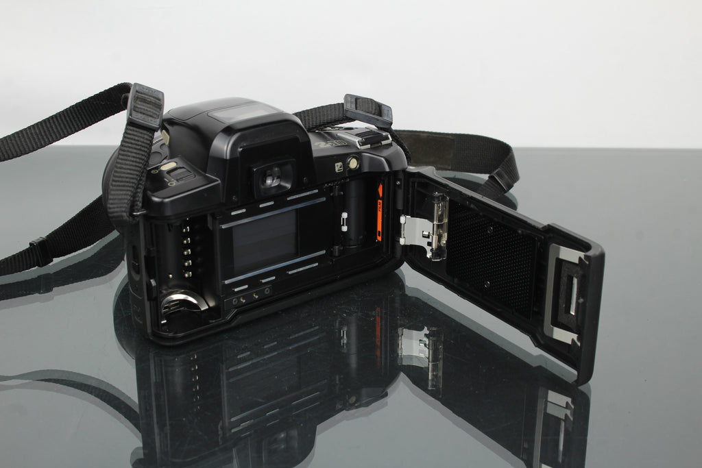 Pentax Z-10 + objetivo 1:4-5.6 35-80mm