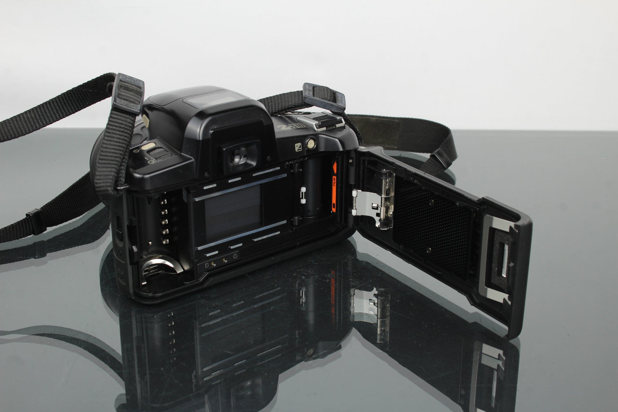 Pentax Z-10 + objetivo 1:4-5.6 35-80mm