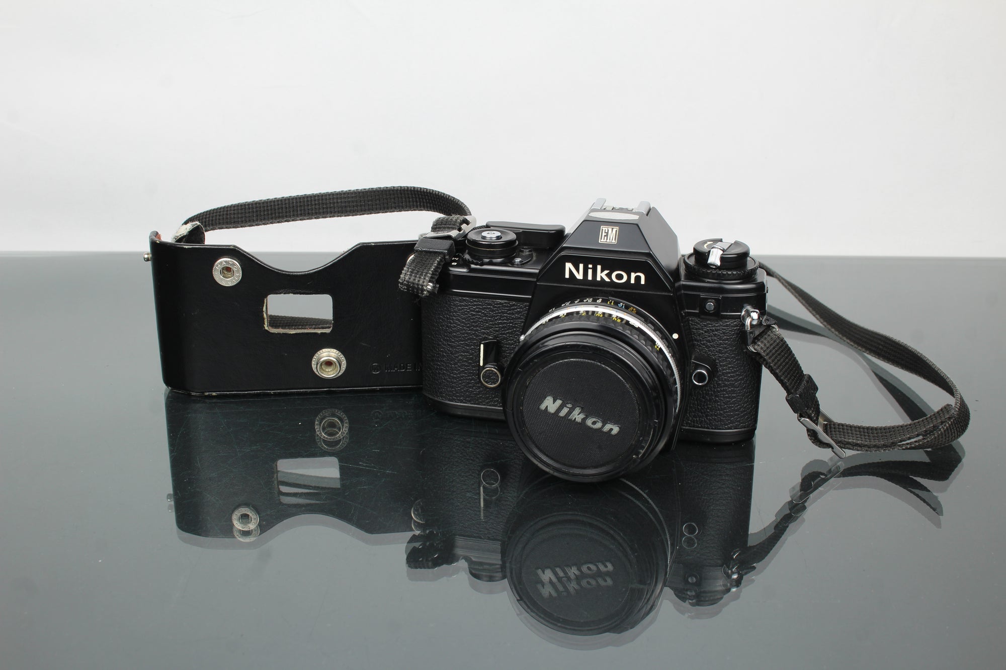 Nikon EM + lente de 50 mm 1:1.8 Serie E