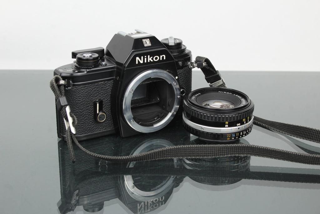 Nikon EM + lente de 50 mm 1:1.8 Serie E