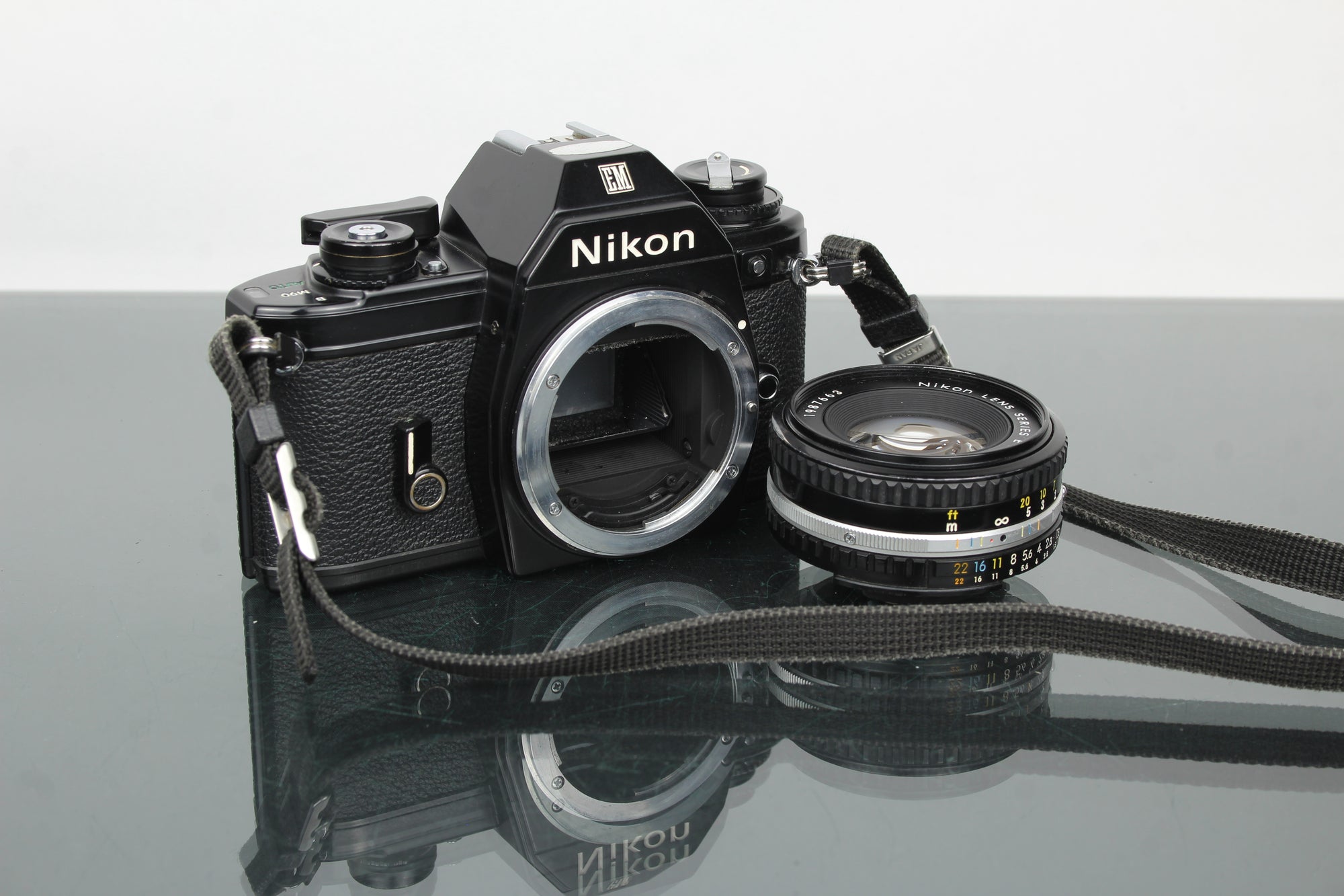 Nikon EM + lente de 50 mm 1:1.8 Serie E