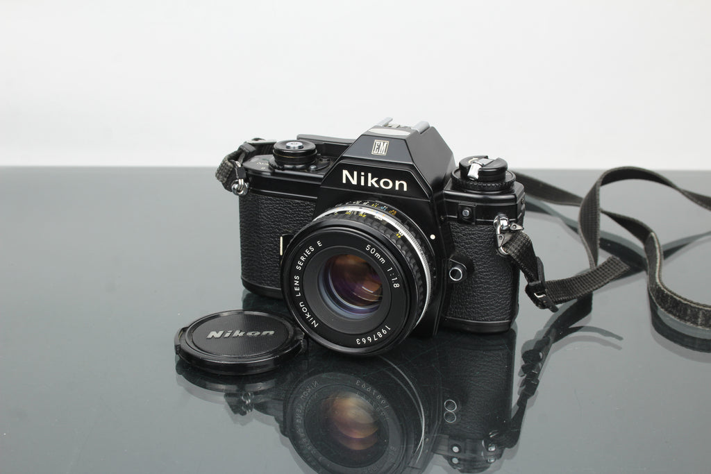 Nikon EM + lente de 50 mm 1:1.8 Serie E