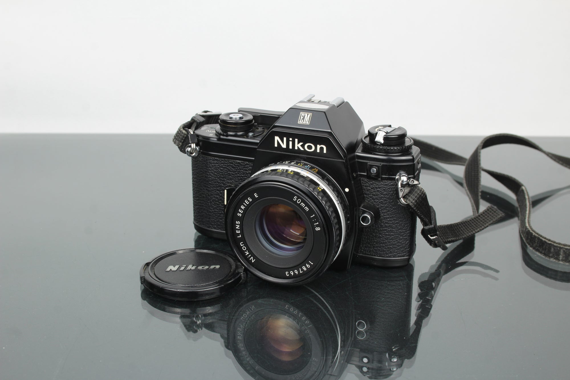 Nikon EM + lente de 50 mm 1:1.8 Serie E