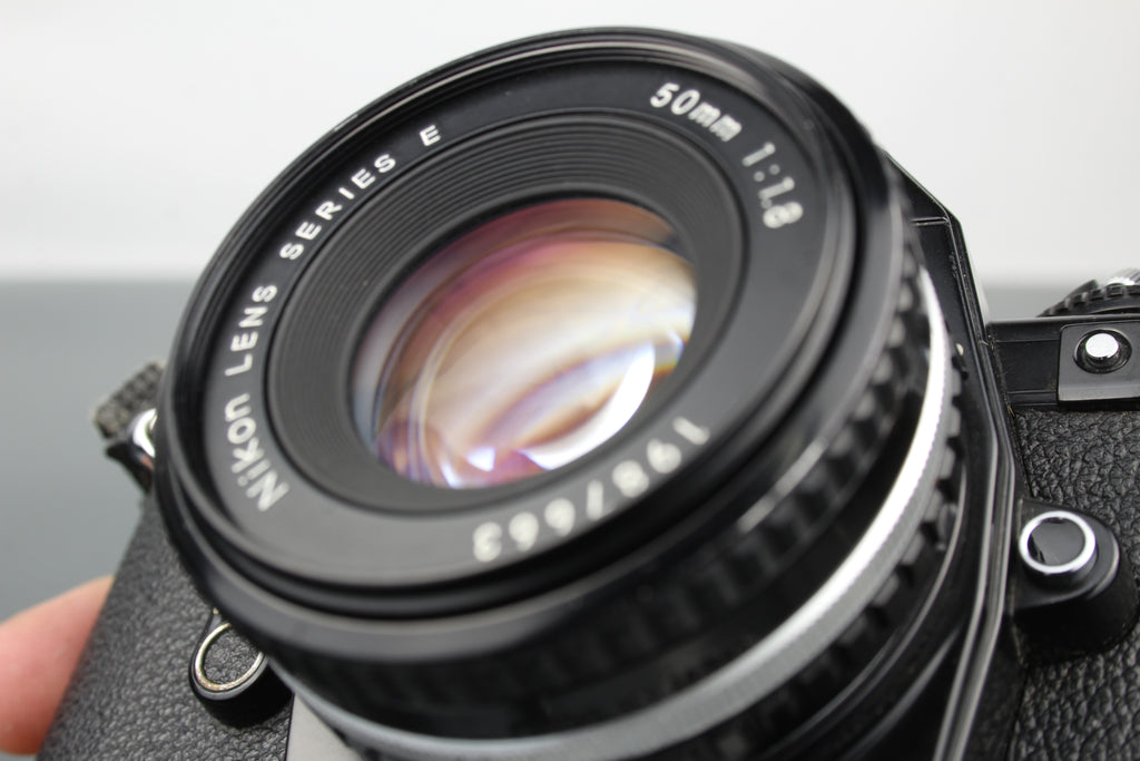 Nikon EM + lente de 50 mm 1:1.8 Serie E