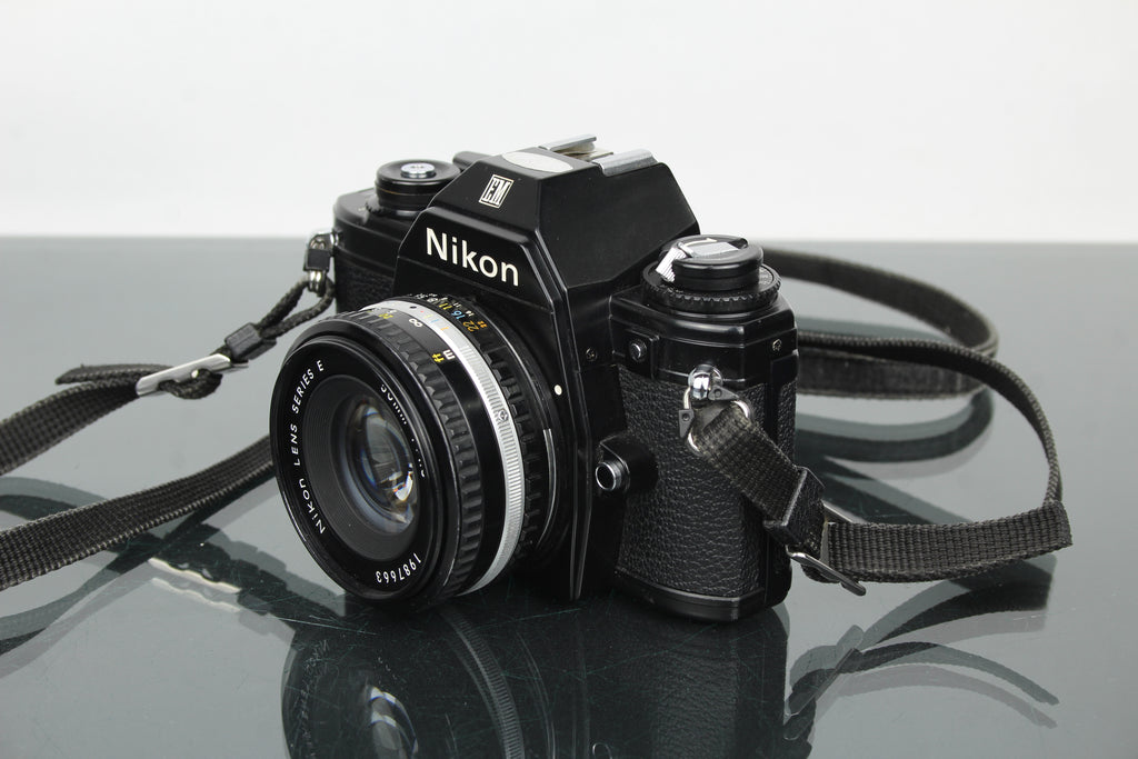 Nikon EM + lente de 50 mm 1:1.8 Serie E