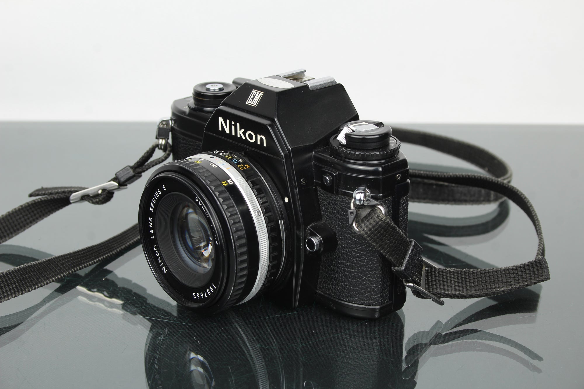 Nikon EM + lente de 50 mm 1:1.8 Serie E