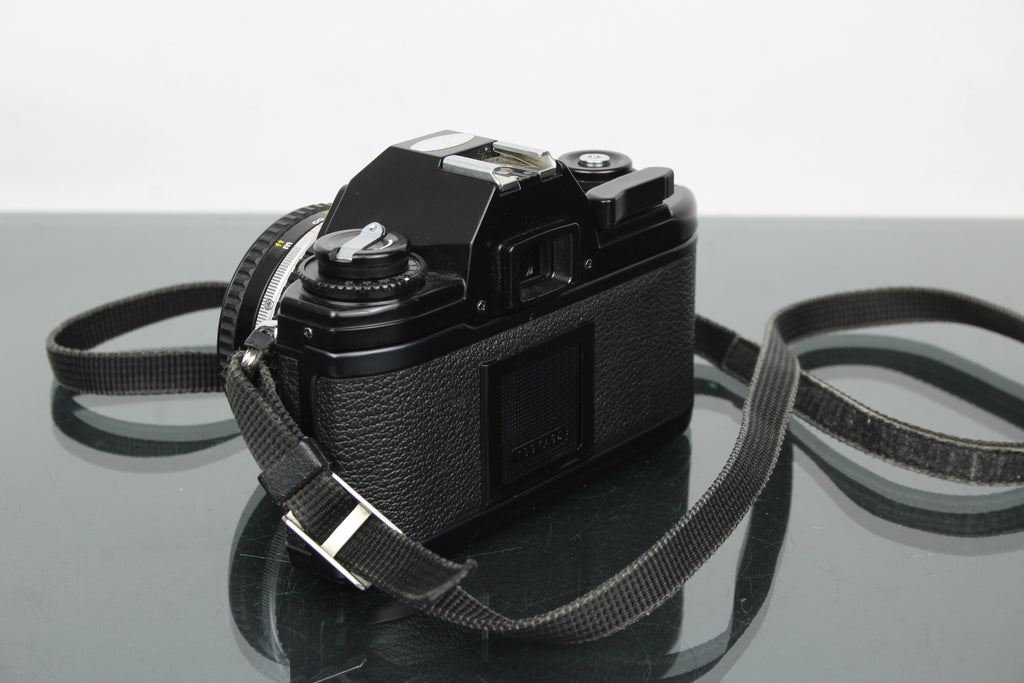 Nikon EM + lente de 50 mm 1:1.8 Serie E