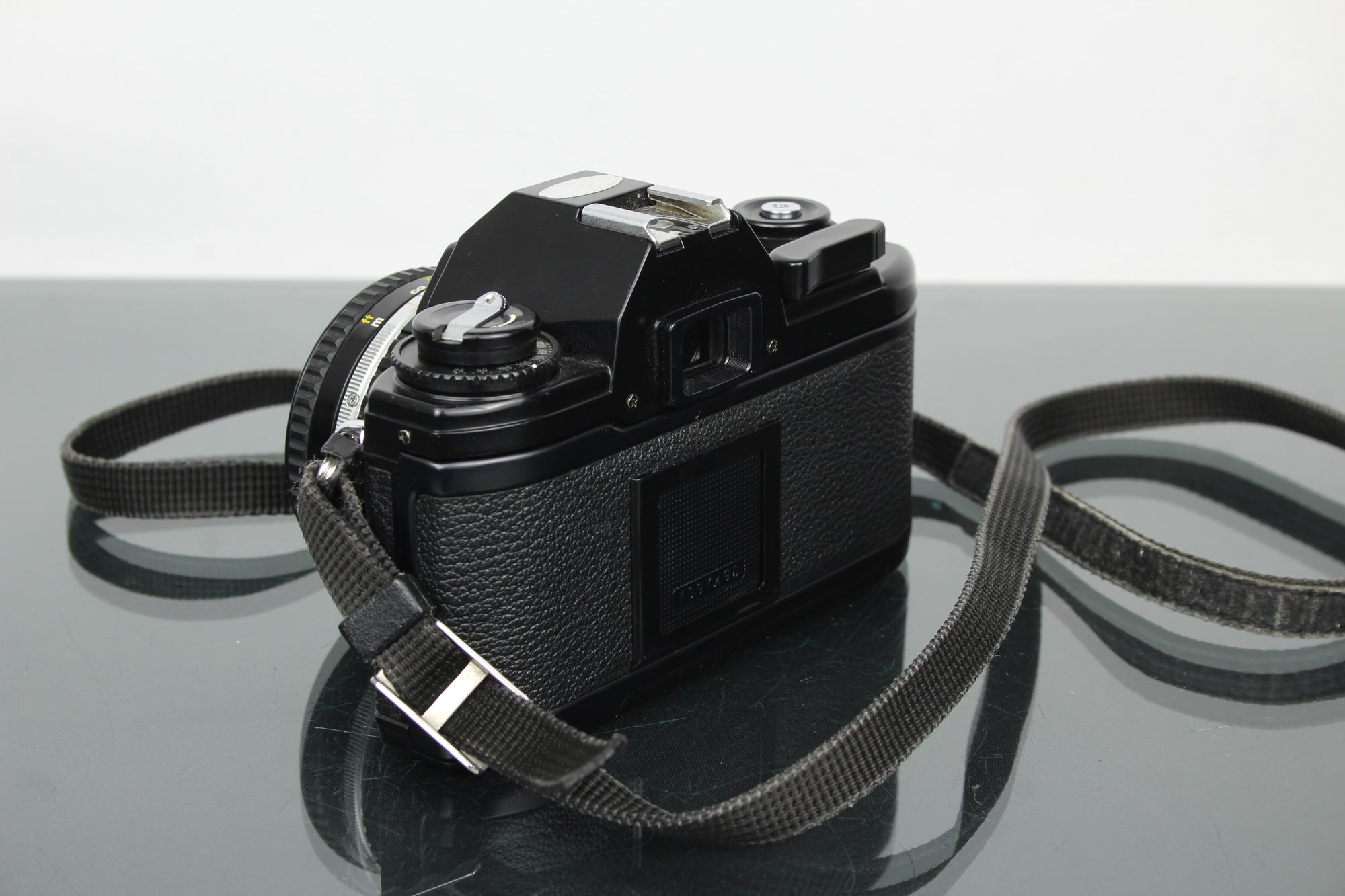 Nikon EM + lente de 50 mm 1:1.8 Serie E