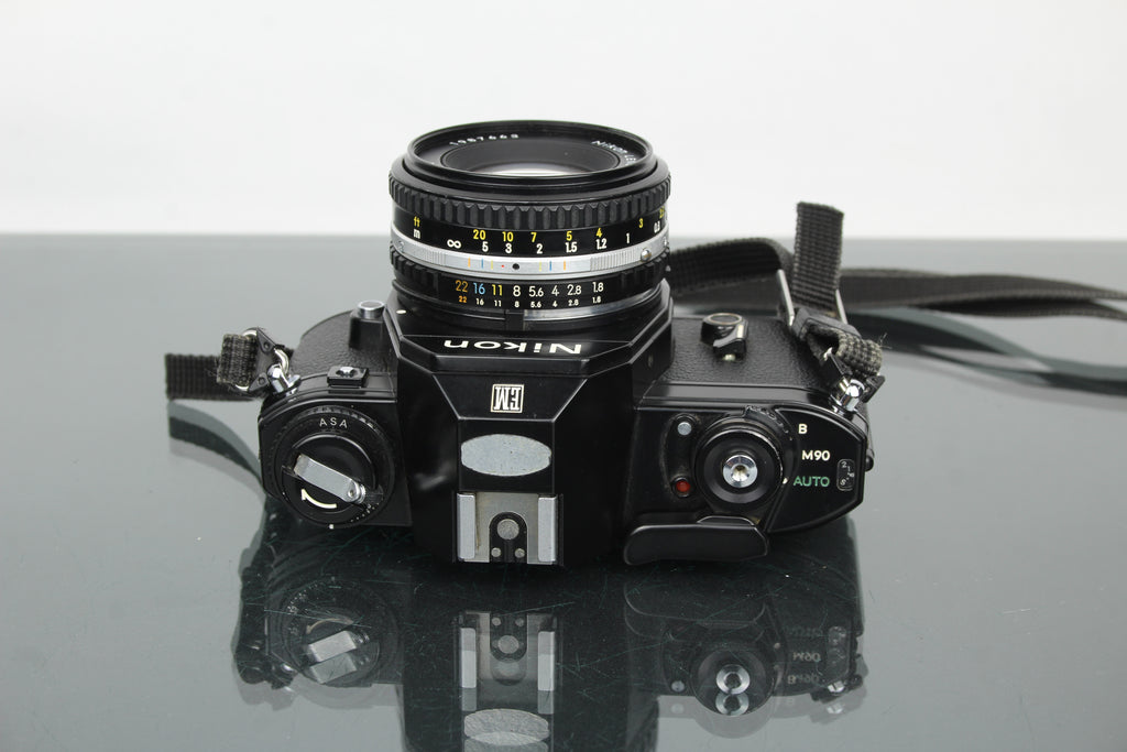 Nikon EM + lente de 50 mm 1:1.8 Serie E