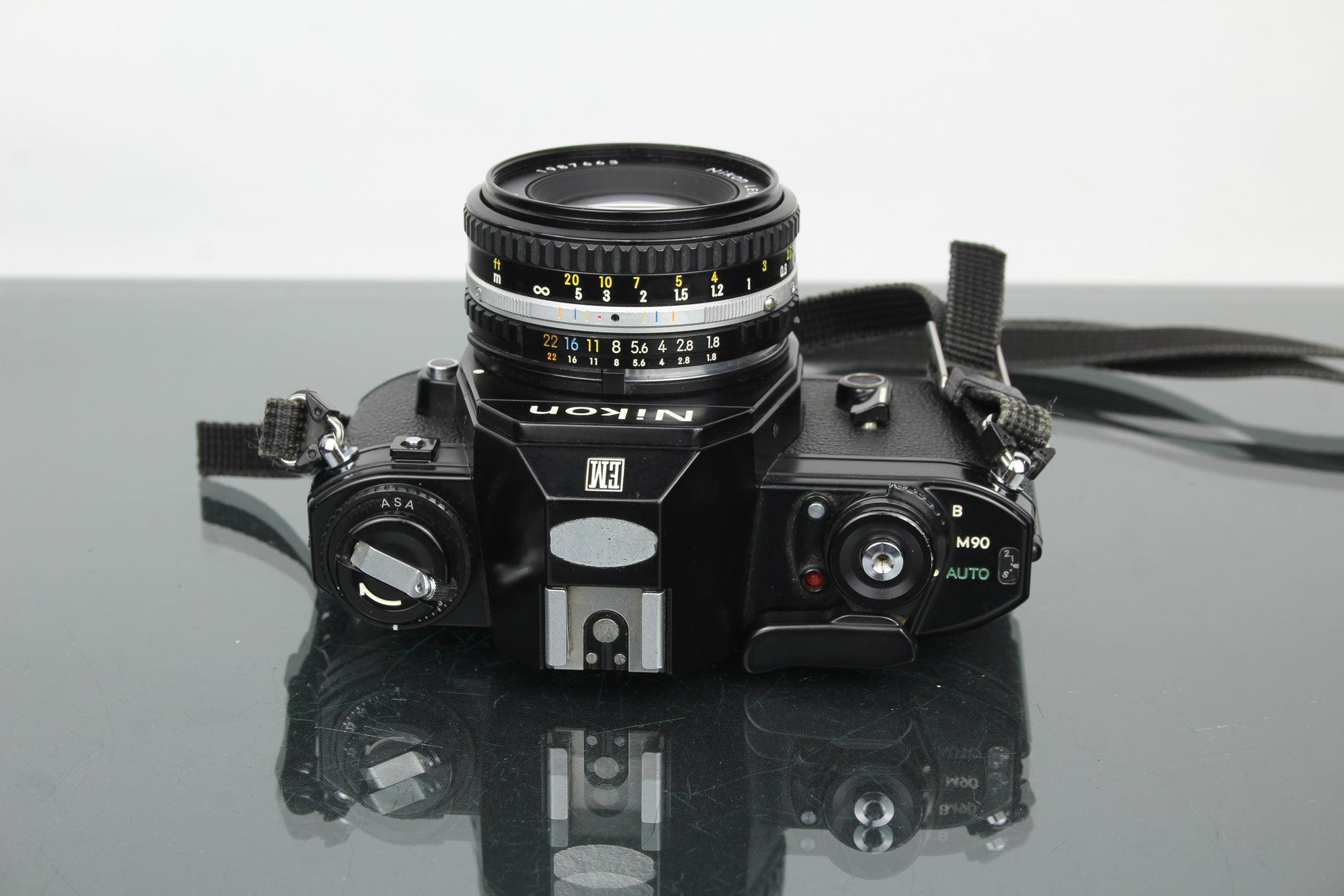Nikon EM + lente de 50 mm 1:1.8 Serie E