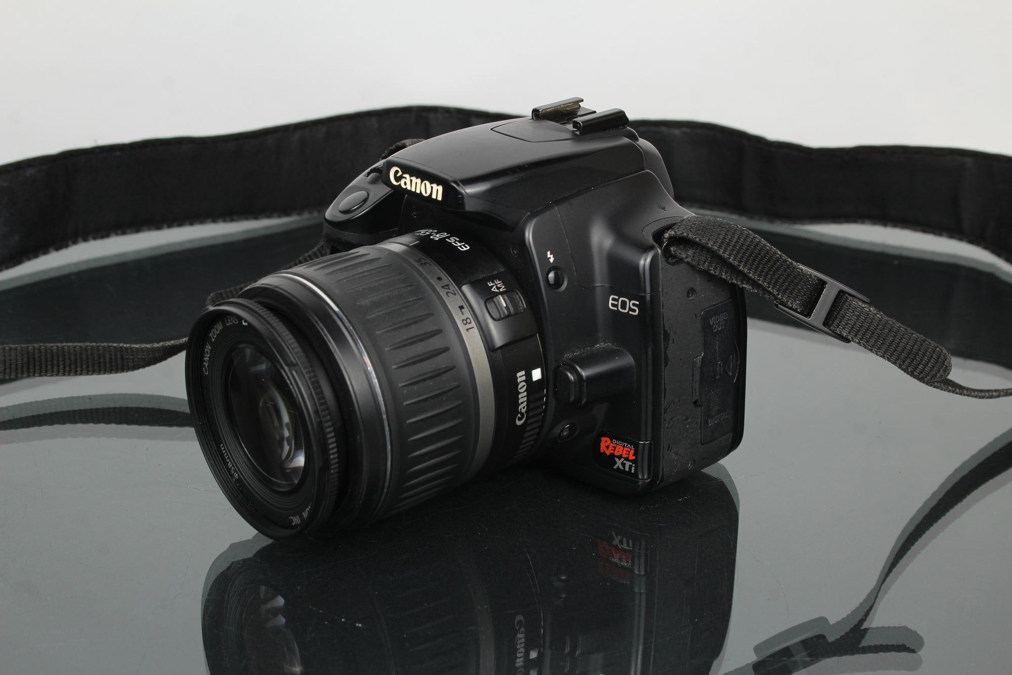 Canon EOS Rebel XTI + lente Canon EF-S 18-55mm 1:3.5-5.6