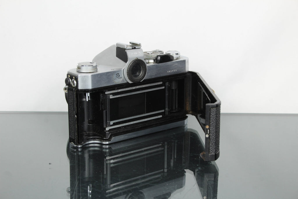 Konica Autoreflex T3 + Konica Hexanon AR 50mm f=1.7 - Dutch|Thrift