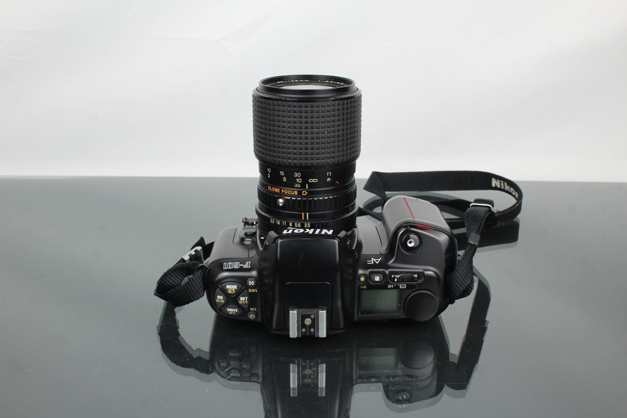 Nikon F - 601 AF + RMC Tokina 35 - 105mm 3.5 - 4.3 lens - Dutch|Thrift