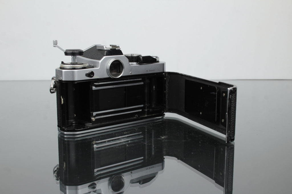 Nikon FE - Dutch|Thrift